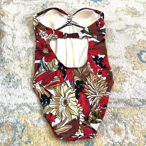 ⭐️Silhouette Solutions,What a Gorgeous Suit, Strapless, Secure Back Strap,Size 8 - Picture 4 of 9